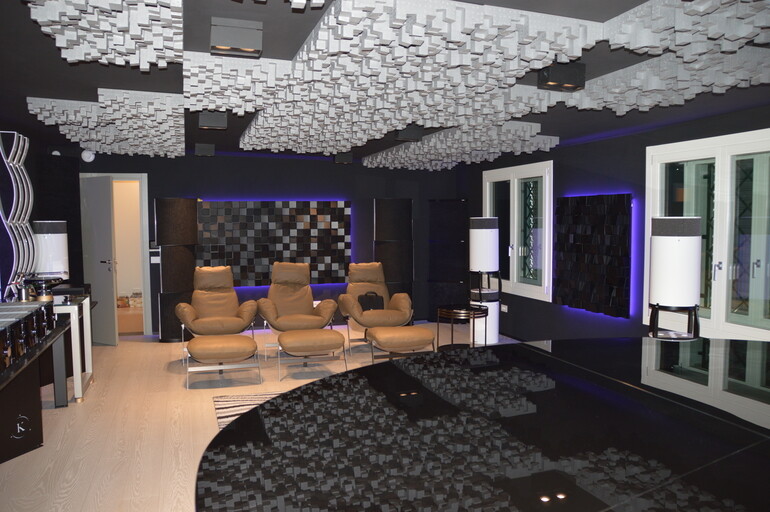 Luxury Listening Room Italy Exhibo Multifuser_Varibass_Flexiwave_VicTotem 2019_26.JPG